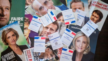 Les professions de foi&nbsp;des candidats à l'élection présidentielle de 2022 avec des cartes d'électeurs, le 10 avril 2022. (STEPHANE FERRER / HANS LUCAS / AFP)