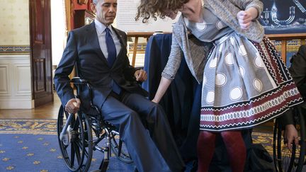 Le pr&eacute;sident am&eacute;ricain Barack Obama essaye un fauteuil roulant invent&eacute; par une &eacute;tudiante &agrave; l'occasion de la&nbsp;White House Science Fair &agrave; Washington (Etats-Unis), le 23 mars 2015. (BRENDAN SMIALOWSKI / AFP)