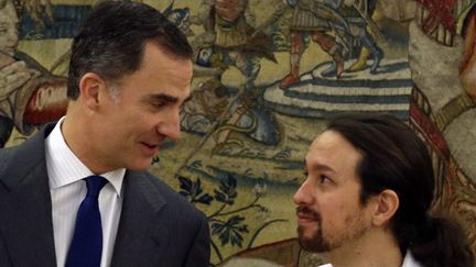 Le roi Felipe VI avec le leader du parti de la gauche anti-austérité Podemos, Pablo Iglesias. Le roi mène des consultations avec tous les leaders politiques pour nommer un premier ministre, en charge de former un gouvernement (ANGEL DIAZ / EFE / AFP)