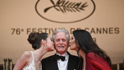 Michael Douglas embrassé par sa femme, Catherine Zeta-Jones (à droite) et sa fille Carys. L'acteur américain a reçu la Palme d’or d’honneur du Festival de Cannes. Agé de 78 ans, la légende de Hollywood est un habitué du festival puisque durant sa carrière il a présenté quatre films en compétition à Cannes. (LOIC VENANCE / AFP)