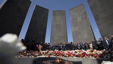 Le président arménien Armen Sarkisian, le premier ministre Nikol Pashinyan et d'autres officiels assistent à une cérémonie commémorant le 104e anniversaire du génocide arménien au mémorial Tsitsernakaberd à Yerevan, en Arménie, le 24 avril 2019.&nbsp; (KAREN MINASYAN / AFP)