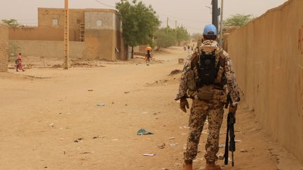 Un militaire patrouille dans une rue de Gao, au Mali, le 7 mai 2016.&nbsp; (KRISTIN PALITZA / DPA)