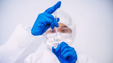 Les départements ultramarins commencent à recevoir les vaccins contre le Covid-19. Certains représentants du monde de la santé se sont déjà faits vacciner. (GETTY IMAGES / TANG MING TUNG / DIGITAL VISION)