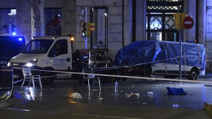 La camionnette utilisée dans un attentat sur La Rambla, à Barcelone (Catalogne, Espagne), est enlevée par la police, le 17 août 2017. (JOSEP LAGO / AFP)