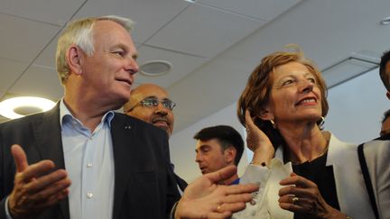 Le Premier ministre Jean-Marc Ayrault et son &eacute;pouse Brigitte, le 24 ao&ucirc;t 2013 &agrave; La Rochelle (Charente-Maritime). (XAVIER LEOTY / AFP)