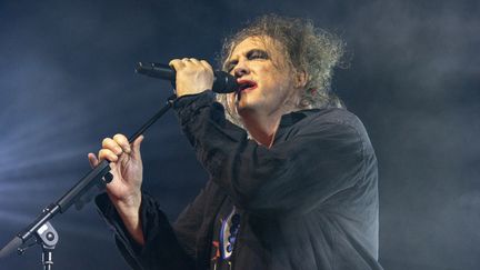 Robert Smith, chanteur et leader du groupe britannique The Cure, sur scène le 3 novembre 2022 à Padoue (Italie). (MIMMO LAMACCHIA / NURPHOTO)