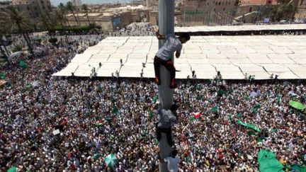 Foule de pro Kadhafi rassemblée à Tripoli sur la place verte le 8 juillet 2011 (AFP)