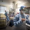 Personnel hospitalier soignant un malade atteint du Covid-19, à l'hôpital Lariboisière,&nbsp;Assistance Publique - Hopitaux de Paris, le 27 avril 2020.&nbsp; (JOEL SAGET / AFP)