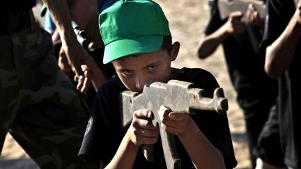 De jeunes Palestiniens s'entra&icirc;nent au combat lors d'un camp de vacances dirig&eacute; par le Hamas &agrave; Gaza (Palestine), le 17 juin 2013. (ADEL HANA / AP / SIPA)