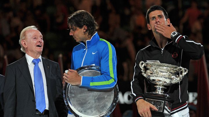 La légende du tennis Rod Laver, lors de la remise des trophées à Rafael Nadal, vaincu par Novak Djokovic en finale de l'Open d'Australie, le 30 janvier 2012. (PAUL CROCK / AFP)