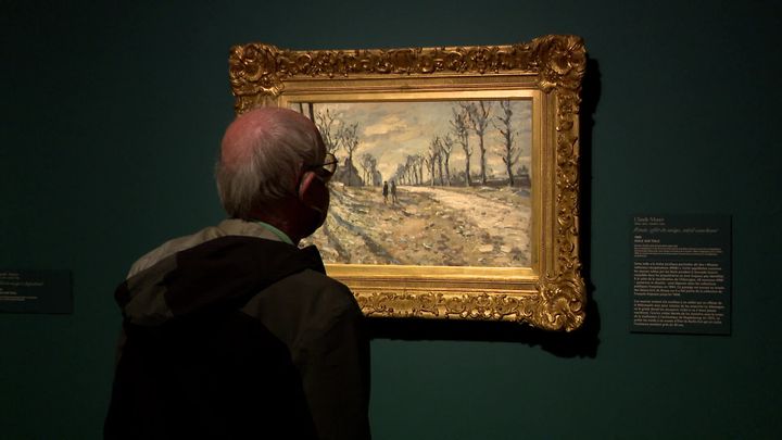 Parmi les 9 tableaux exposés au musée des Beaux-Arts de Rouen, cette toile de Claude Monet : Route, effet de neige, soleil couchant - Rouen, musée des Beaux-Arts (MNR 1002)
 (E. Laperdrix /  France Télévisions)