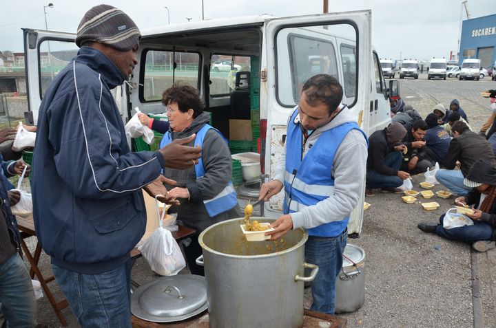 Le jeudi, la soupe est distribu&eacute;e par l'association L'Auberge des migrants. (THOMAS BAIETTO / FRANCETV INFO)