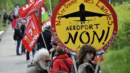 Des militants oppos&eacute;s &agrave; la construction de l'a&eacute;roport de Notre-Dame-des-Landes, le 6 septembre 2013, pr&egrave;s du site du futur&nbsp;a&eacute;roport de Loire-Atlantique. (ALAIN LE BOT / PHOTONONSTOP)