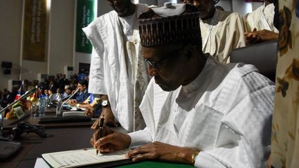 Muhamadu Buhari signe l'accord sur la zone de libre-échange continentale, le 7 juillet 2019, lors du sommet de l'Union Africaine au Nigeria.&nbsp; (ISSOUF SANOGO / AFP)