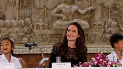 Angelina Jolie en conférence de presse dans la province cambodgienne de Siem Reap, entourée de deux jeunes acteurs de son film, Sareum Srey Moch (à gauche) et Mun Kimhak (à droite), le 18 février 2017
 (Mak Remissa /Epa / MaxPPP)