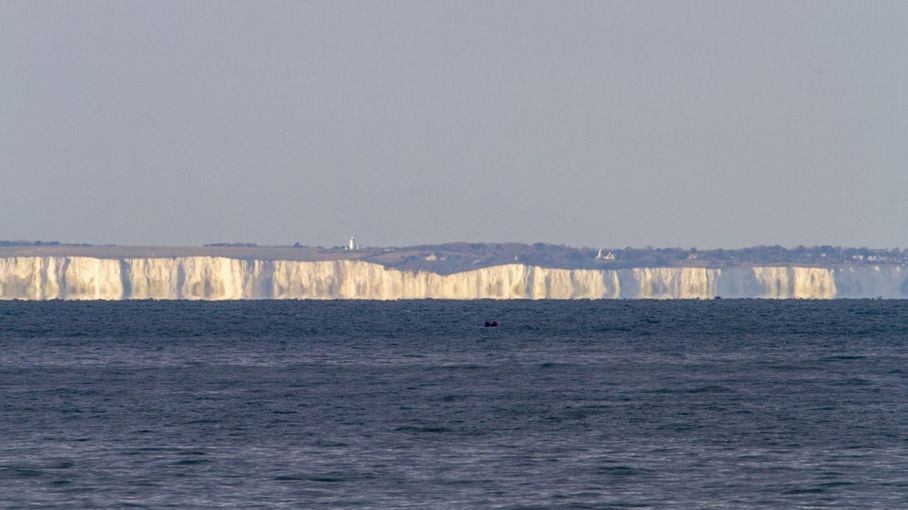 Plusieurs migrants, dont un mineur, sont morts en tentant de traverser la Manche, des opérations de sauvetage toujours en cours