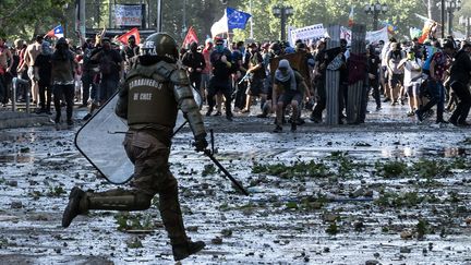 De nouvelles violences ont éclaté entre manifestants et forces de l'ordre, jeudi 24 octobre à Santiago au Chili. (PEDRO UGARTE / AFP)