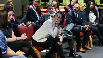 La ministre de l'Education nationale, Amélie Oudéa-Castéra, au côté du Premier ministre Gabriel Attal, dans une salle de classe du collège Saint-Exupéry à Andrésy (Yvelines), le 12 janvier 2024. (ALAIN JOCARD / POOL)