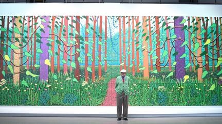 David Hockney devant sa toile David Hockney devant sa toile "The Arrival of spring in Woldgate, East Yorkshire" offerte au Centre Pompidou Paris
 (STEPHANE DE SAKUTIN / AFP)