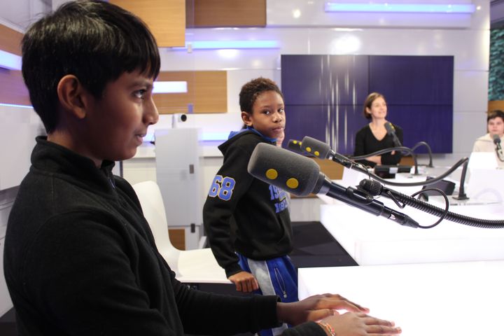 Des élèves de sixième ont enregistré leur émission franceinfo junior depuis un studio de franceinfo, dans le cadre d'un atelier "La rédaction de franceinfo junior," avec la journaliste Céline Asselot. (ESTELLE FAURE / FRANCEINFO / RADIOFRANCE)