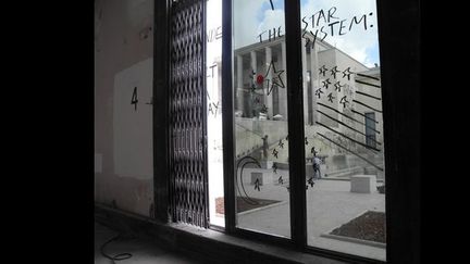 Le Palais de Tokyo est installé dans l&#039;aile ouest du bâtiment. Il fait face au Musée d&#039;art moderne de la Ville de Paris, situé dans l&#039;aile est, de l&#039;autre côté de la terrasse
 (Photo Valérie Oddos / Culturebox)