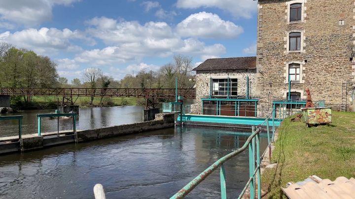 Le moulin de Saint-Amand se situe à quelques centaines de mètres à l'aval du moulin Pelgros, au pied de Saint-Junien (Haute-Vienne). En France, sur les 2400 sites de production d'hydroélectrique, 2300 sont de petites centrales. (OLIVIER CHAUVE / RADIO FRANCE)