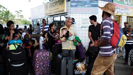 Des réfugiés vénézuéliens attendent leur car à la frontière brésilienne, le 10 août 2018. (NACHO DOCE / REUTERS)