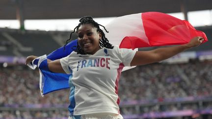 La Française Gloria Agblemagnon célèbre sa médaille d'argent au lancer de poids des Jeux paralympiques de Paris, le 1er août 2024. (ULRIK PEDERSEN / AFP)