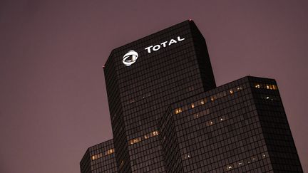 Les bureaux de Total à&nbsp;La Défense, quartier des affaires près de&nbsp;Paris, le 22 octobre 2018. (ALAIN JOCARD / AFP)