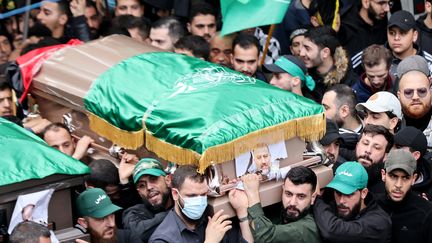 The coffin of Saleh al-Aruri, Hamas number two, carried by his supporters, during a funeral procession in Beirut (Lebanon), January 4, 2024. (ANWAR AMRO / AFP)