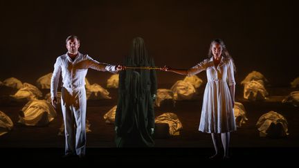 Pavol Breslik et Nikola Hillebrand dans "La Flûte enchantée", à l'Opéra Bastille, le 14 octobre 2024. (CHARLES DUPRAT / OPERA NATIONAL DE PARIS)