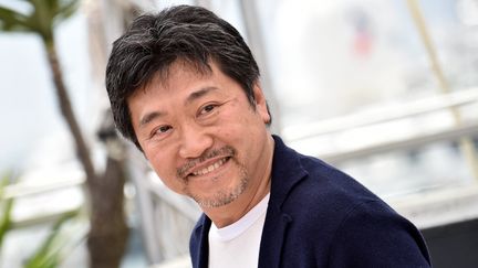 Le réalisateur japonais Hirokazu Kore-Eda pose lors d'un photocall pour le film "Notre petite sœur" lors du 68e Festival de Cannes à Cannes, le 14 mai 2015. (BERTRAND LANGLOIS / AFP)