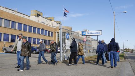 Des membres du syndicat UAW devant l'usine GM de Flint (Michigan), le 23 octobre 2019. (BILL PUGLIANO / GETTY IMAGES NORTH AMERICA)