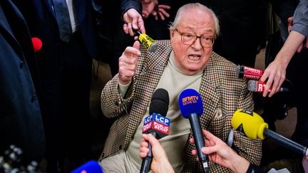 Le pr&eacute;sident d'honneur du FN, Jean-Marie Le Pen, r&eacute;pond aux journalistes lors du premier tour des &eacute;lections d&eacute;partementales, le 22 mars 2015 &agrave; Nanterre (Hauts-de-Seine).&nbsp; (MAXPPP)