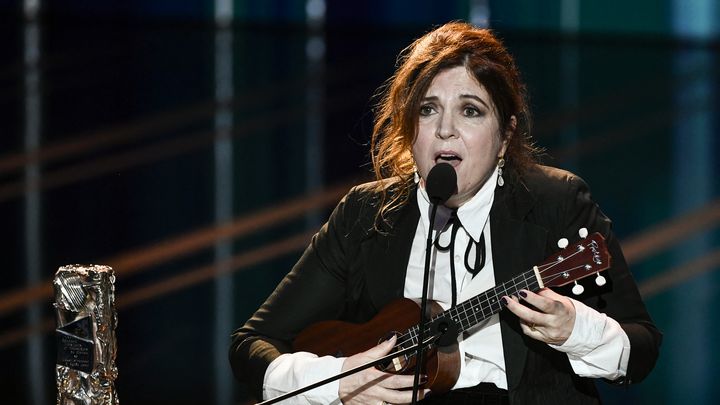 Agnès Jaoui célèbre son César d'honneur en jouant du ukulélé, à l'Olympia (Paris), le 23 février 2024. (STEPHANE DE SAKUTIN / AFP)