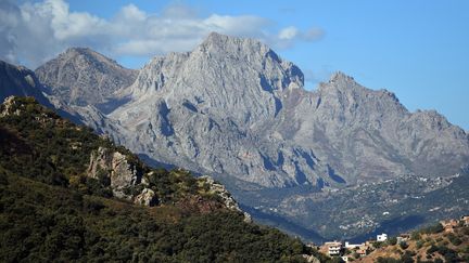 Le massif du Djurdjura, en Alg&eacute;rie, o&ugrave; un randonneur fran&ccedil;ais a &eacute;t&eacute; enl&eacute;v&eacute; dimanche 21 septembre 2014 par un groupe jihadiste se r&eacute;clamant de l'Etat islamique. (FAROUK BATICHE / AFP)