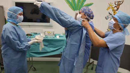 Des soignants du service de chirurgie pédiatrique des hôpitaux civils de Colmar s'habillent pour réaliser une opération, le 4 novembre 2021 (illustration). (HERVE KIELWASSER / MAXPPP)