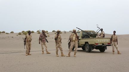 Des combattants soudanais combattant aux côtés des forces pro-gouvernementales du Yémen soutenues par les Saoudiens contre les rebelles houthis se rassemblent le 7 juin 2018 près de la ville d'Al Jah dans la province de Hodeida, à 50 km de la ville portuaire de Hodeida, prise par les insurgés en 2014. (NABIL HASAN / AFP)