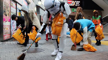 Après la parade, monstres, citrouilles et Stormtroopers ramassent les détritus dans les rues de Shibuya, à Tokyo.&nbsp; (YOSHIKAZU TSUNO / AFP)