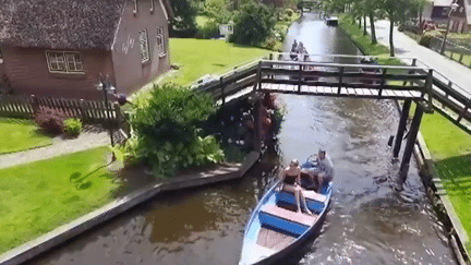 Aux Pays-Bas, un village qui vit au fil de l'eau