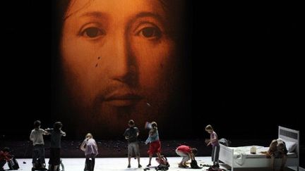 La représentation de la pièce "Sur le concept du visage du fils de Dieu"  à Avignon. (ANNE-CHRISTINE POUJOULAT / AFP)