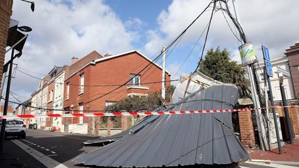 Le vent a arraché le toit d'une ancienne boulangerie et des câbles électriques, à Lens (Pas-de-Calais), le 10 mars 2019. (MAXPPP)