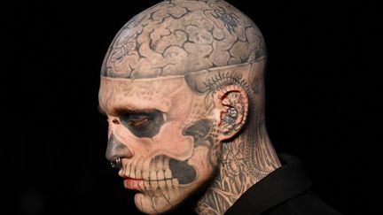 Rick Genest, un mannequin tatou&eacute; de la t&ecirc;te aux pieds d&eacute;file pour Thierry Mugler &agrave; Paris, le 19 janvier 2011. (FRANCOIS GUILLOT / AFP)