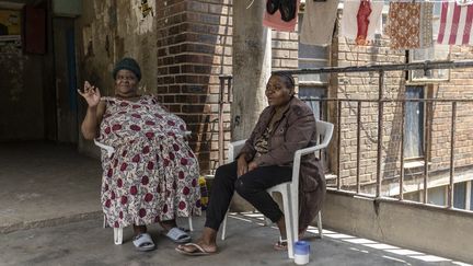 La plupart des femmes qui y vivent sont au chômage. En Afrique du Sud, 41,5% des femmes noires sont sans emploi contre 9,9% des femmes blanches. Si le loyer à "Helen-Joseph" est modique, une centaine de rands (environ 6 euros), beaucoup ne peuvent pourtant pas l’assurer. Il n’est pas rare de voir plusieurs personnes occuper des logements d'une seule pièce meublée d’un lit. &nbsp; (GUILLEM SARTORIO / AFP)