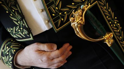 L'uniforme et l'épée d'un membre de l'Académie française.&nbsp; (FRANCOIS GUILLOT / AFP)