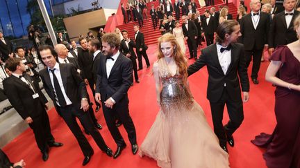 L'&eacute;quipe du film "Des hommes sans loi "(Jessica&nbsp;Chastain,&nbsp;Shia Labeouf,&nbsp;Jason&nbsp;Clarke&nbsp;et&nbsp;Nick&nbsp;Cave)&nbsp;quittent le palais des Festivals le 19 mai 2012 &agrave; Cannes. (VALERY HACHE / AFP)