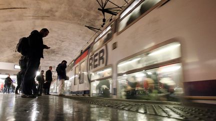 Un RER passe à la station Nation, le 19 décembre 2009, à Paris.&nbsp; (MAXPPP)