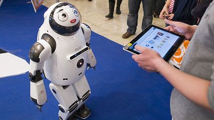 En mars 2012, le petit robot sud-coréen, 1,20 mètre et 43 kilos, avait fait sensation au salon Innorobo.
 
Après avoir dansé et chanté des airs du célèbre groupe suédois Abba, il a offert des peluches aux petites filles et des fleurs aux élus locaux.
 
«Ma spécialité, c'est d’interagir avec le public. J'aime faire des cadeaux et des câlins», avait-il d’ailleurs déclaré à la presse.
 
Son visage peut exprimer dix émotions et est équipé d’une technologie de reconnaissance faciale, de localisation spatiale et sonore.
 
S’il n’est pour l’instant qu’un projet, il pourrait à l’avenir remplacer votre baby-sitter préférée ou encore le vieux chien de votre grand-mère, comme l’a conçu le laboratoire Kist (Korea Institute of Science and Technology). (REUTERS/Robert Pratta)