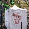 "Le coronavirus est un putain de gros mensonge". Un graffiti sur la tente d'un point de test antigénique à Paris, le 19 décembre 2020. (JEANNE FOURNEAU / HANS LUCAS / AFP)