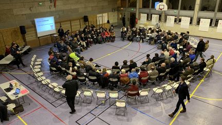 Un débat à Saint-Germain-au-Mont-d'Or (Rhône), le 16 janvier 2019. (ROBIN PRUDENT / FRANCEINFO)